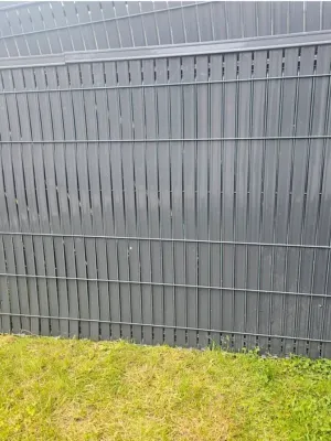 Panneau soudé grillage rigide Nylofor 3D Anthracite avec lattes occultation soubassement