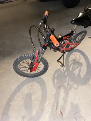 Vélo VTT enfant noir et orange