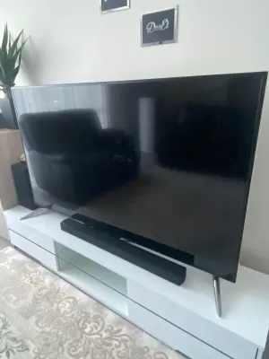 Téléviseur grand écran avec barre de son