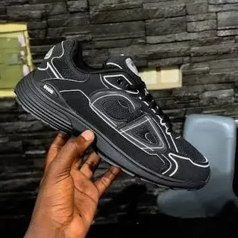 Baskets de sport noires, style lifestyle - Photo 1
